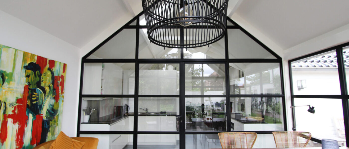 Stalen kozijnen gastenverblijf