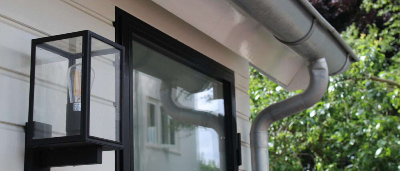 Zwarte details gastenverblijf