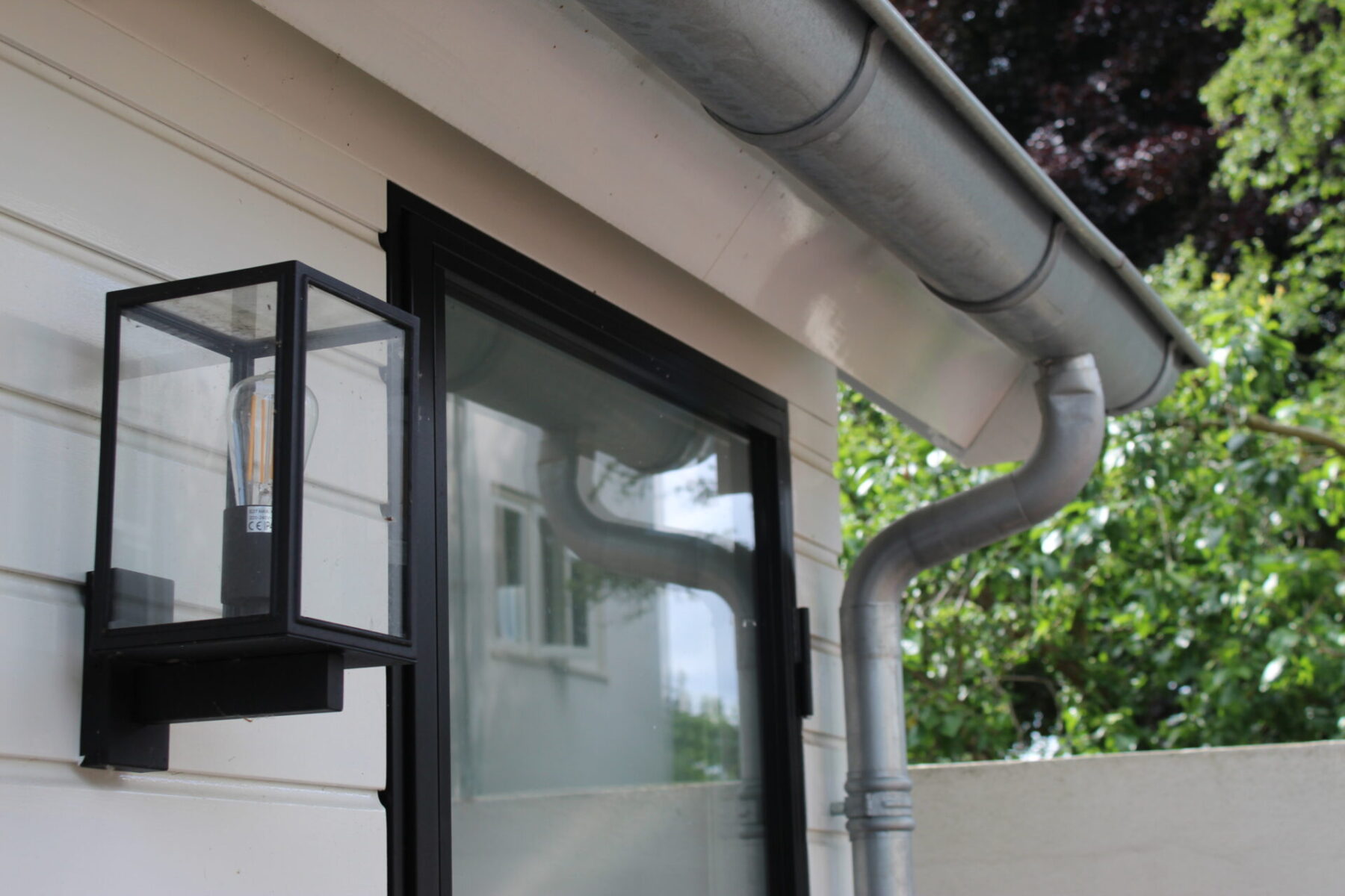 Zwarte details gastenverblijf