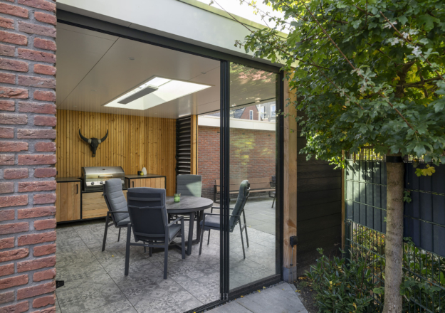 Landelijke tuinkamer met glazen schuifwanden