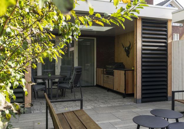 Landelijke tuinkamer met lamellenwand