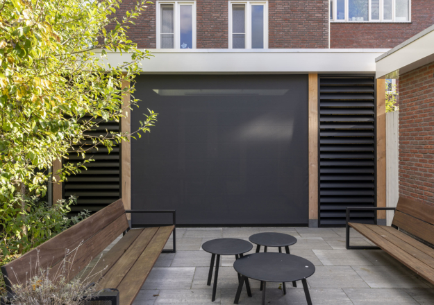 Landelijke tuinkamer met zonwering