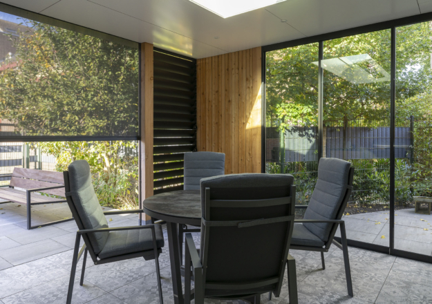 Landelijke tuinkamer met zitgedeelte