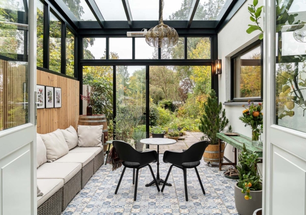 Klassieke tuinkamer met bovenramen