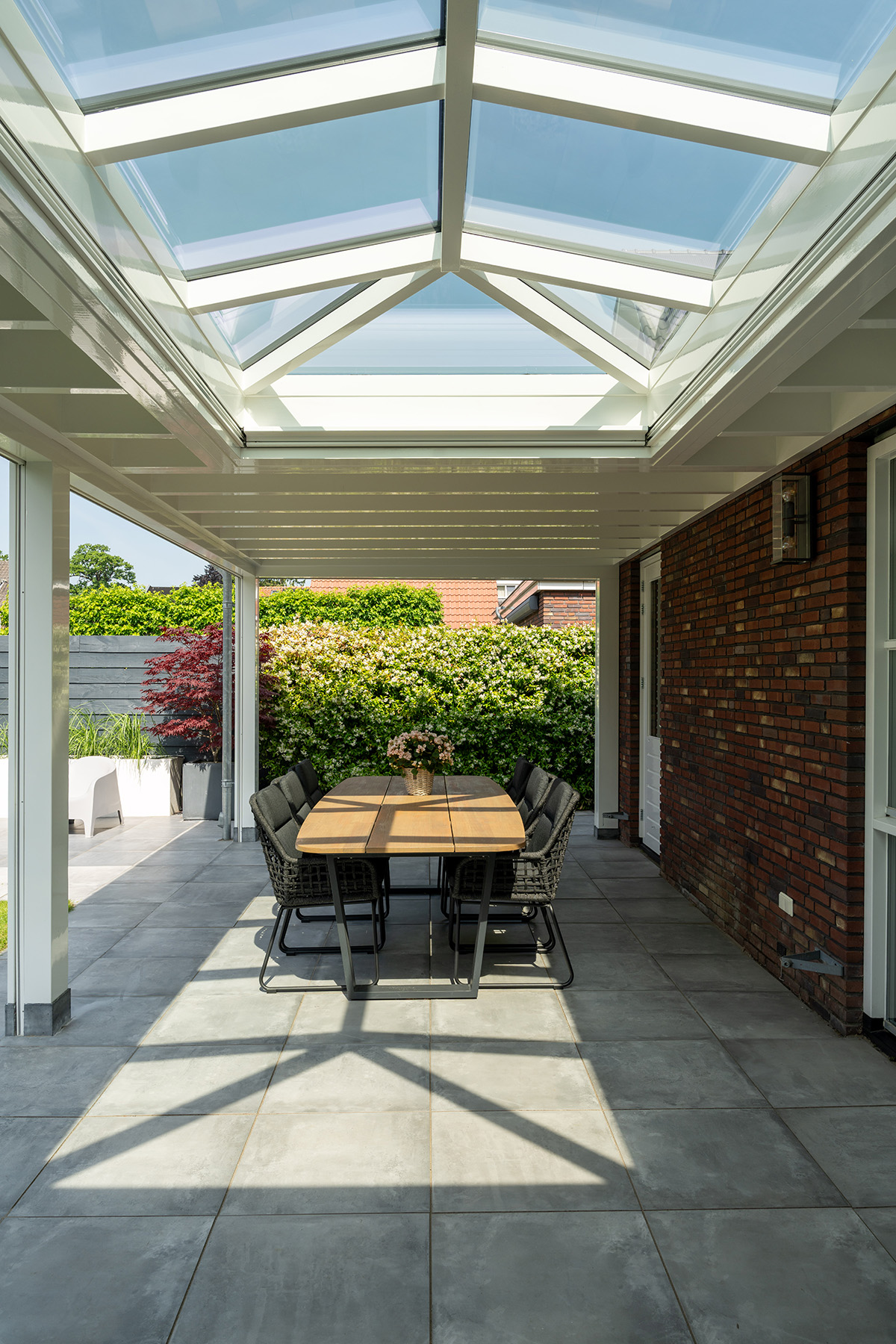 Hardhouten veranda met lichtstraat