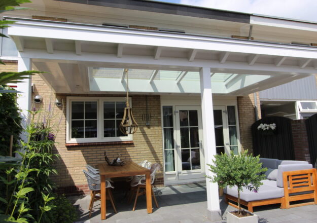 Klassieke veranda met lichtstraat te Ede