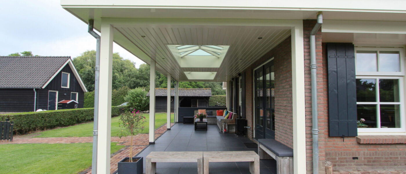 Landelijk veranda met elektrische schermen te Schalkwijk