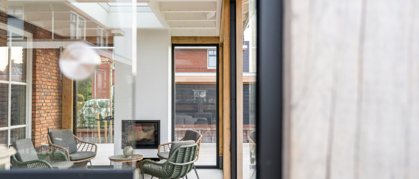 Eikenhouten veranda met glazen schuifwanden