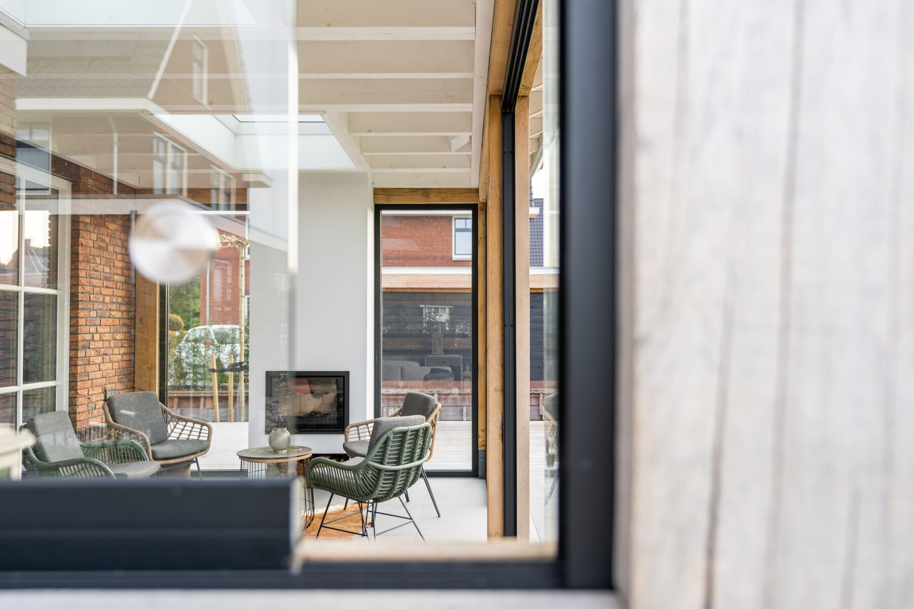 Eikenhouten veranda met glazen schuifwanden