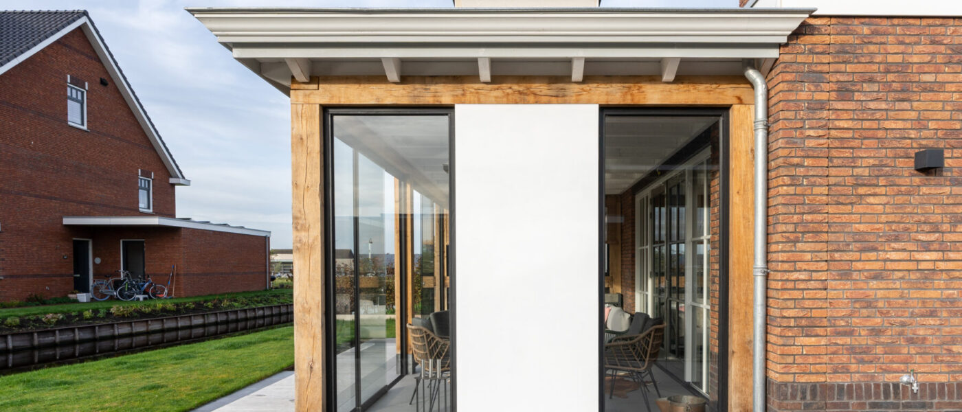 Eikenhouten veranda met glazen schuifwanden