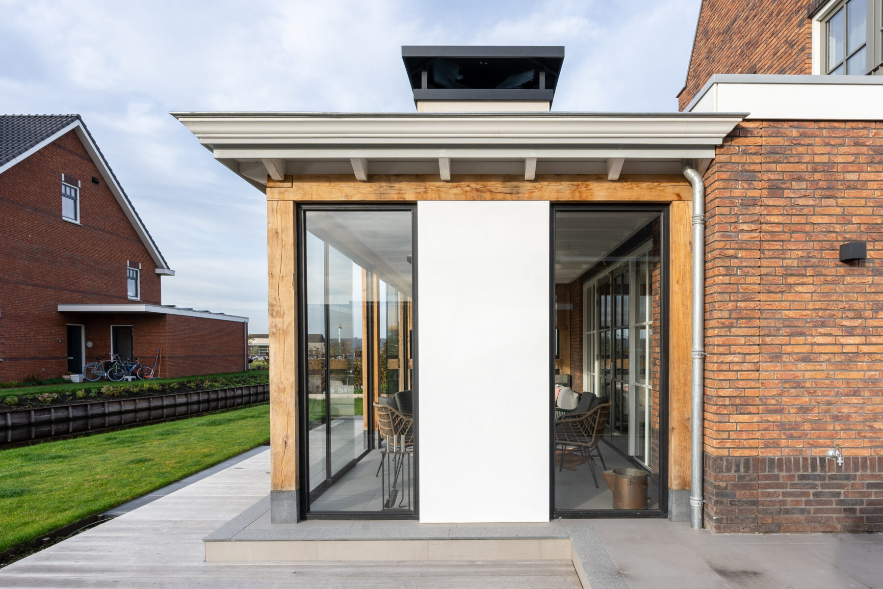 Eikenhouten veranda met glazen schuifwanden