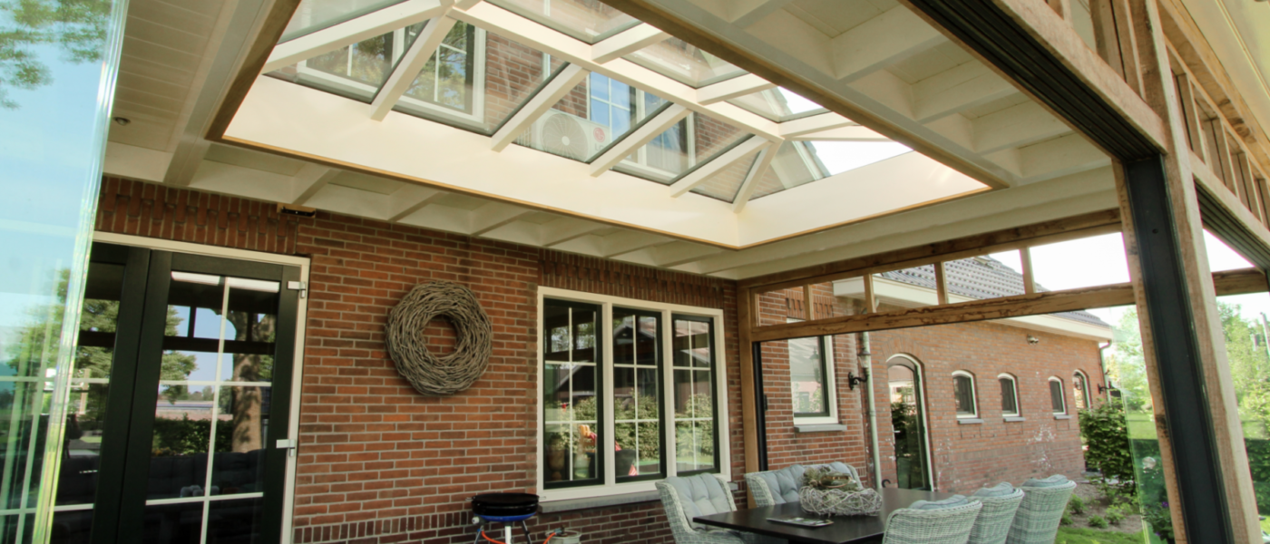 Landelijke tuinkamer met glazen schuifwanden