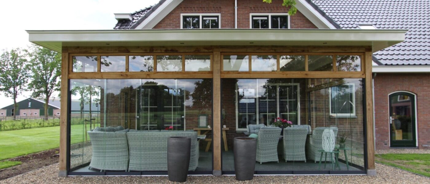 Landelijke tuinkamer met glazen schuifwanden en lichtstraat te Barneveld
