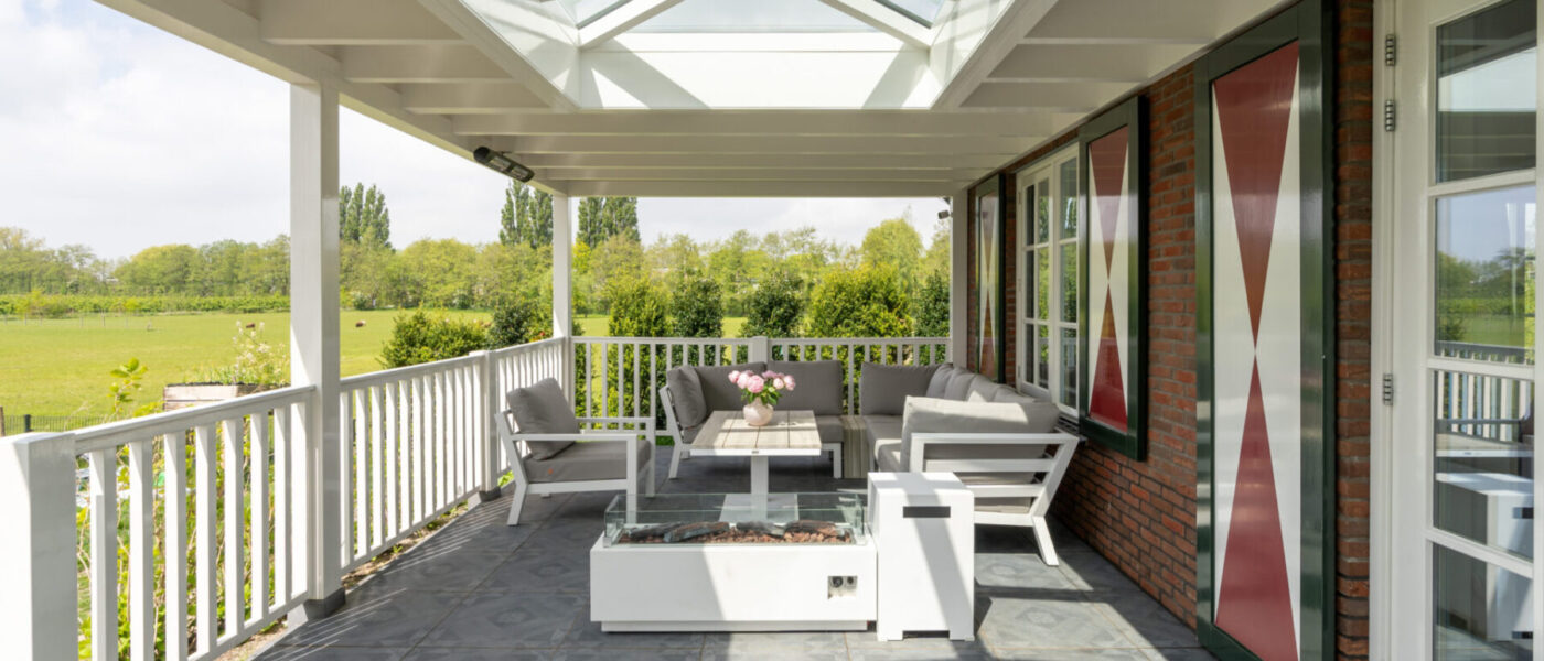 Landelijke veranda in lichtstraat