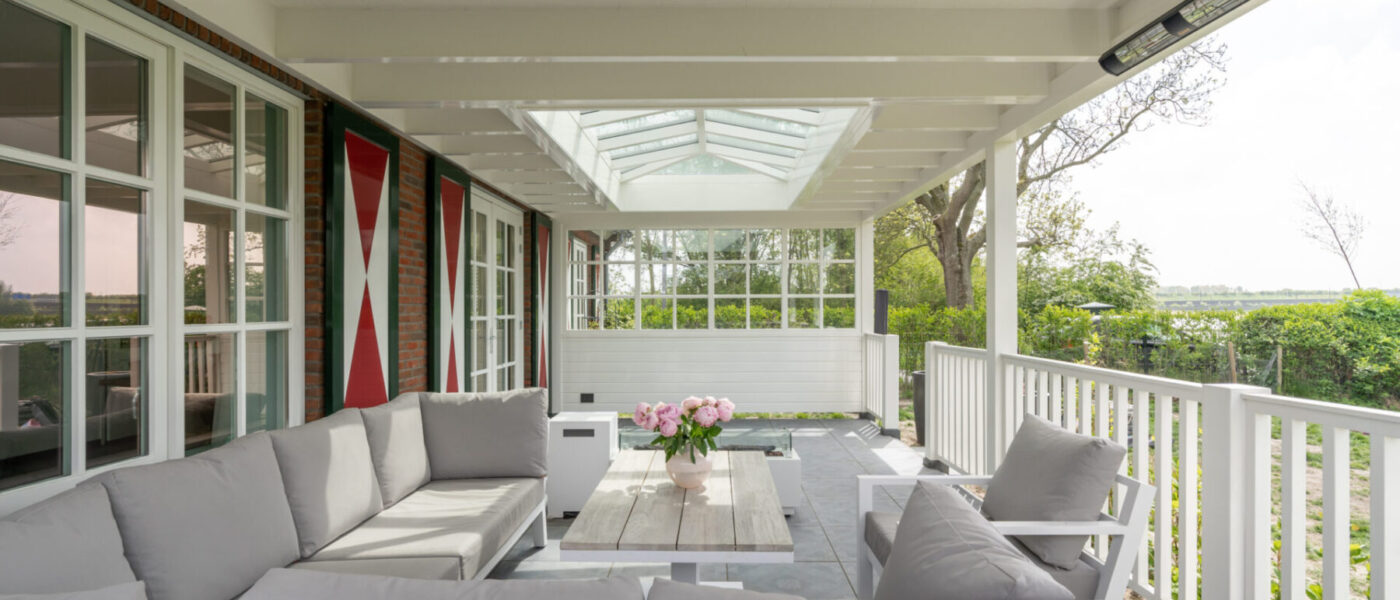 Landelijke veranda met balkenplafond