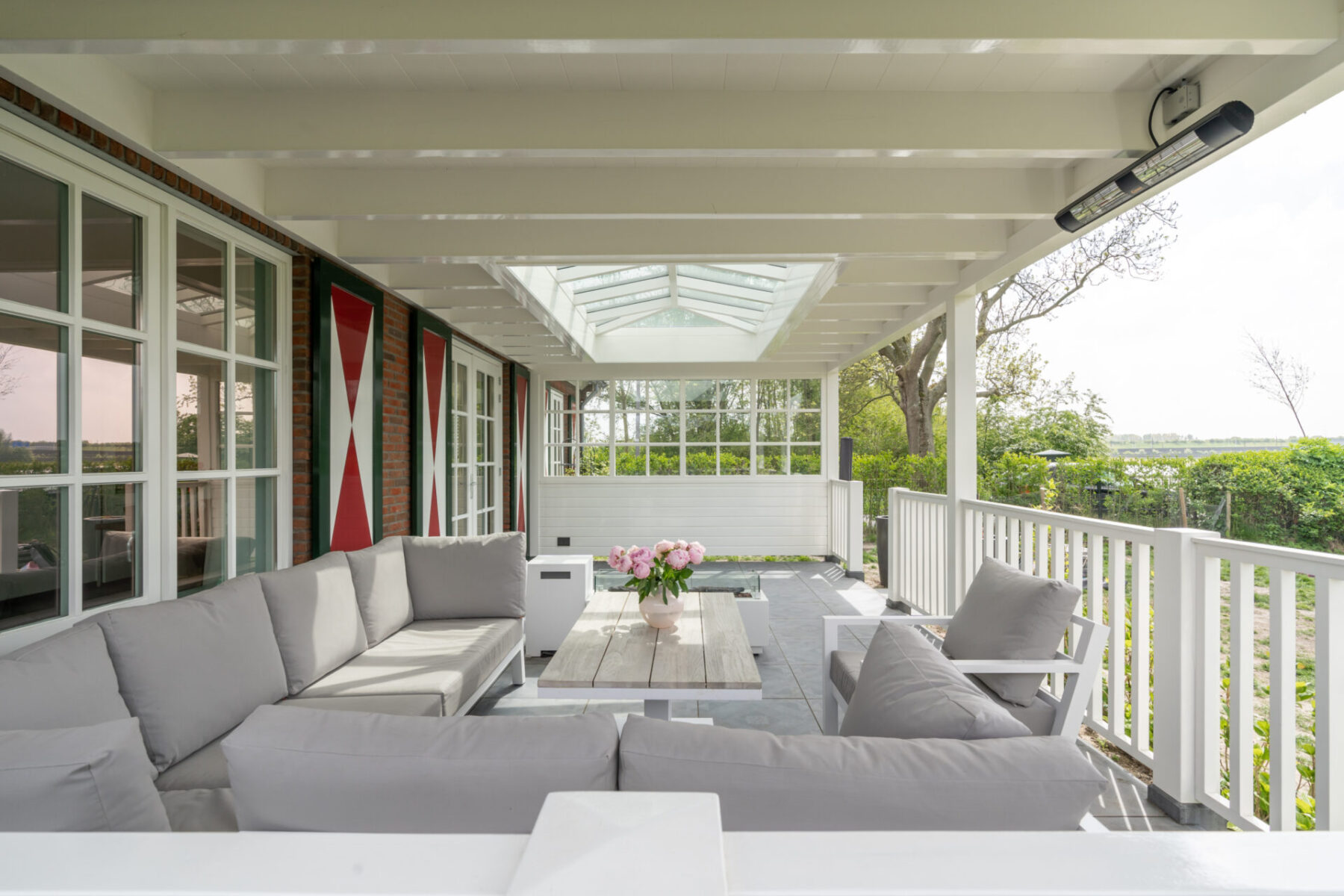 Landelijke veranda met balkenplafond