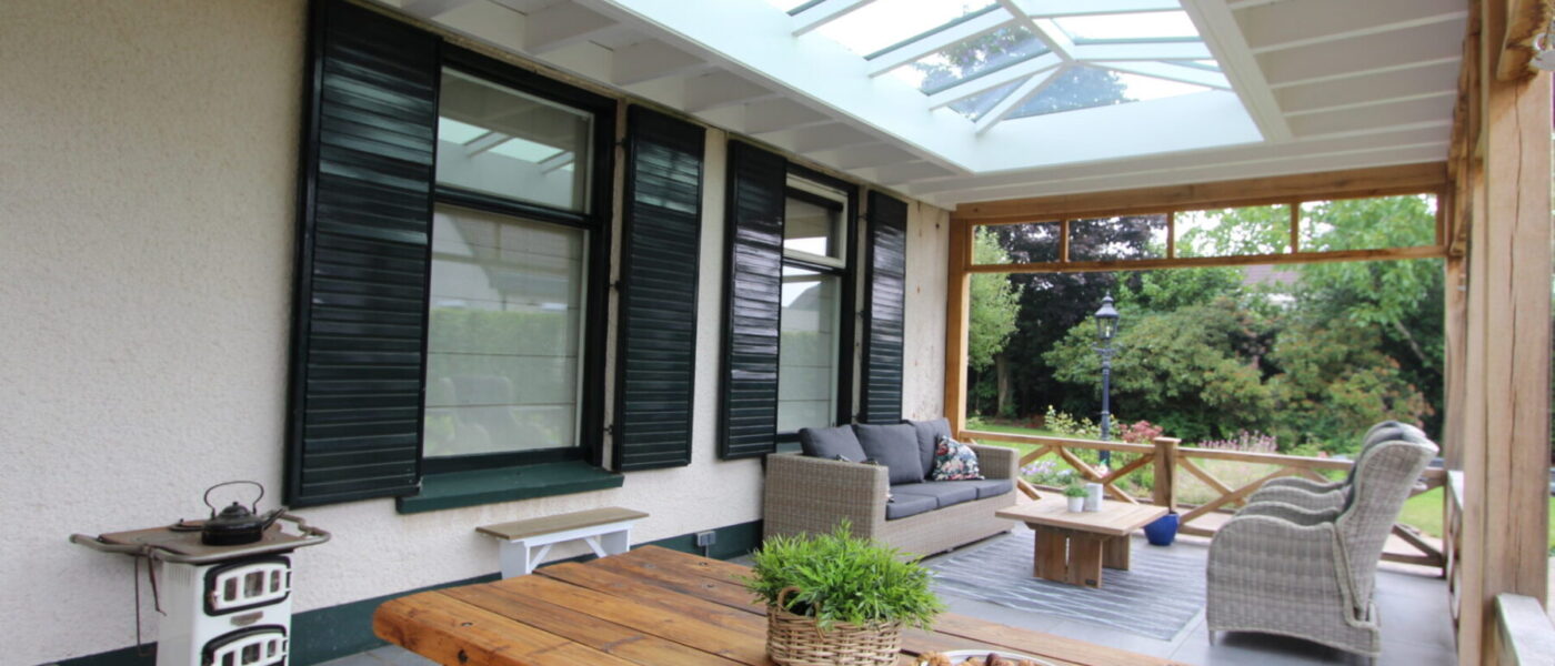 Landelijke veranda met lichtstraat