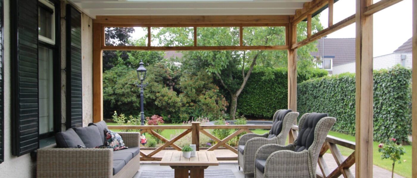 Landelijke veranda met lichtstraat