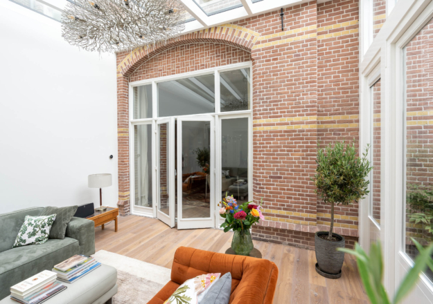 Serre aanbouw met glazen dak in Den Haag