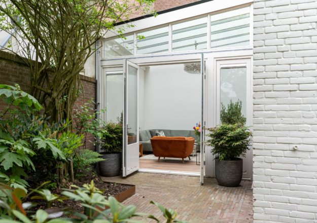 Serre aanbouw met openslaande deuren