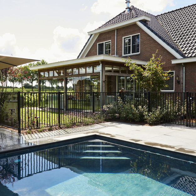 Een op maat gemaakte luxe tuinkamer bij zwembad