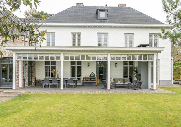 Landelijke veranda aan huis bij een villa in Breda