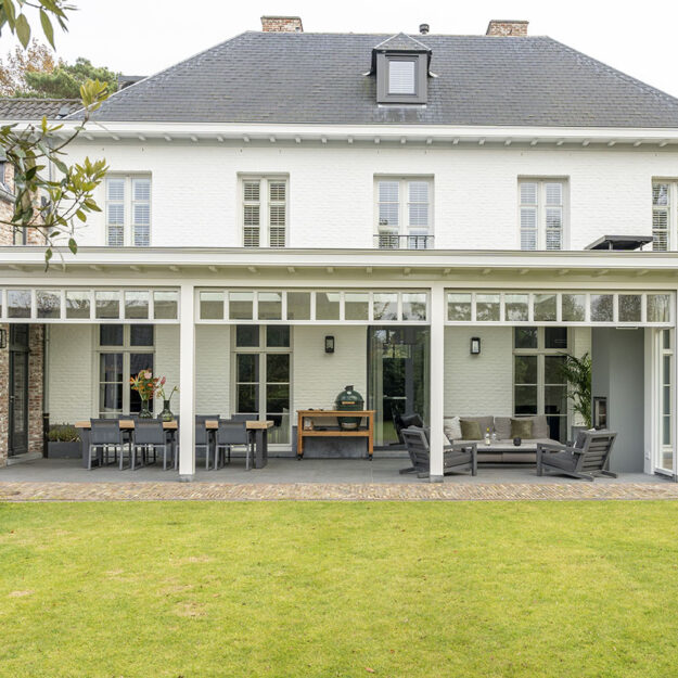 Landelijke veranda aan huis bij een villa in Breda
