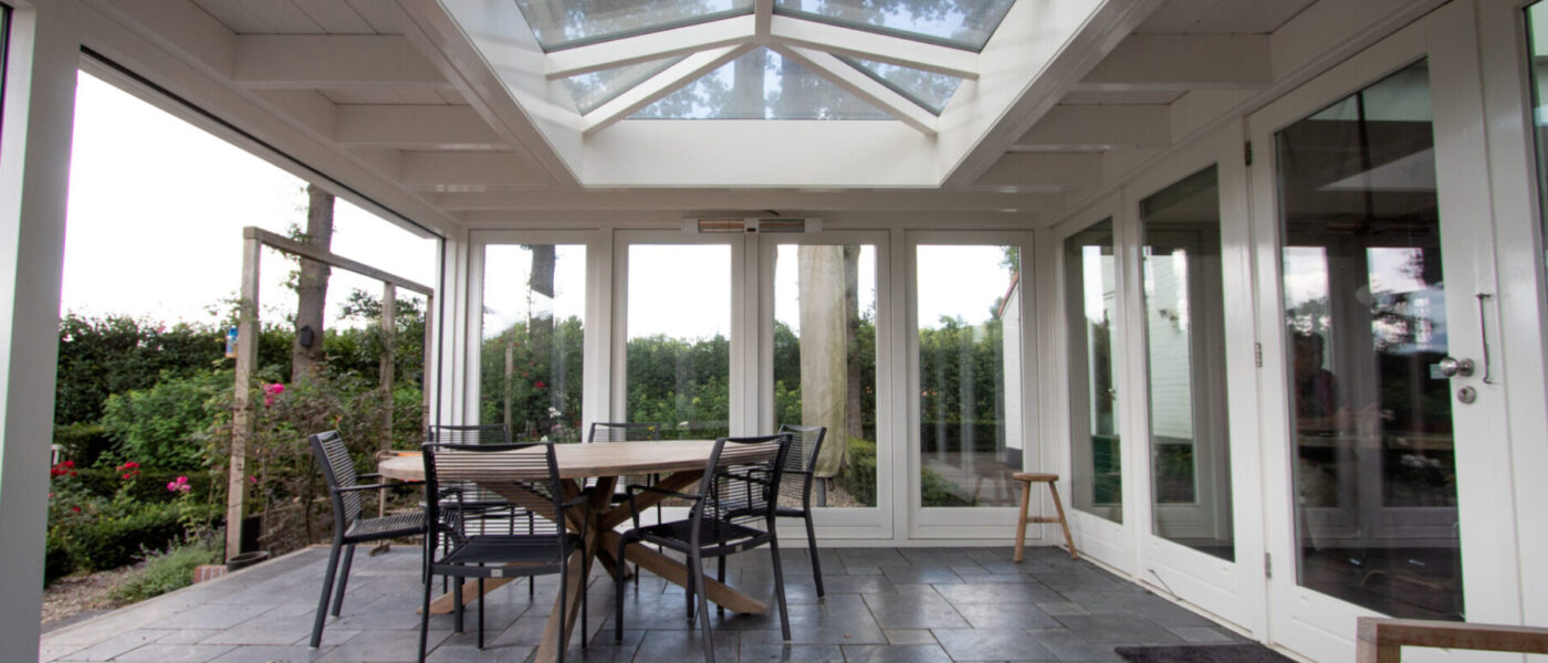 Luxe veranda met lichtstraat