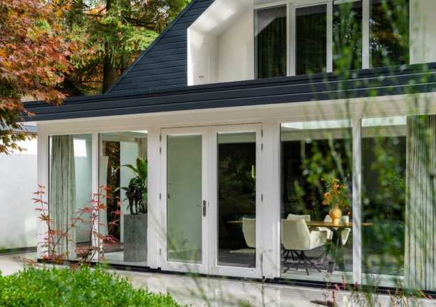 Serre uitbouw in stijl van de woning