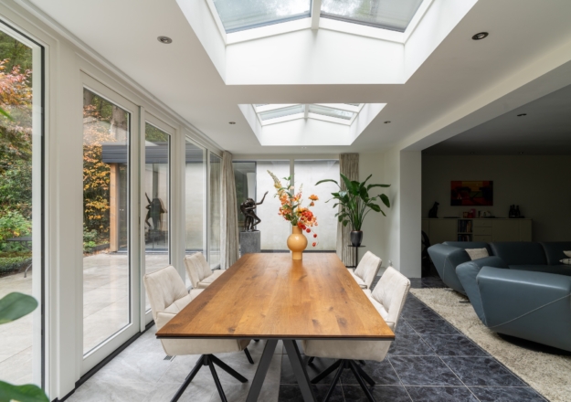 Serre uitbouw met lichtstraten