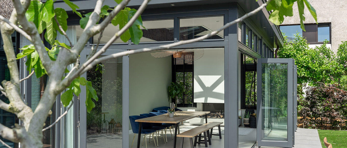Moderne serre aanbouw met luxe inrichting