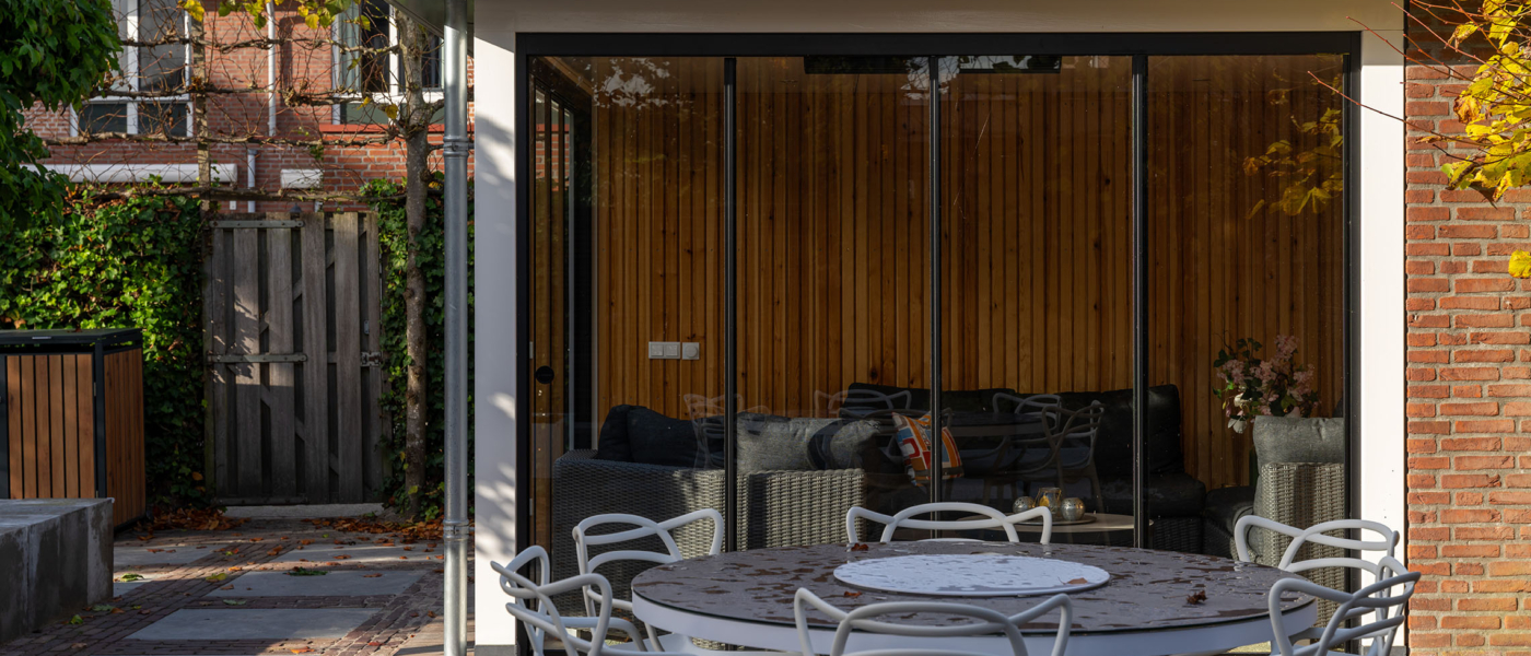 Modernte tuinkamer in Moordrecht met steellook kozijnen