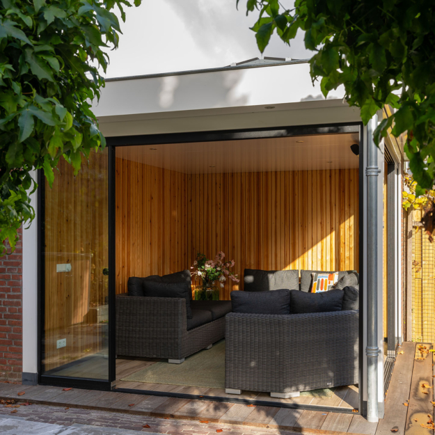 Moderne tuinkamer met glazen schuifwanden