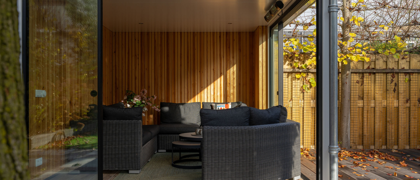 Moderne tuinkamer met zithoek