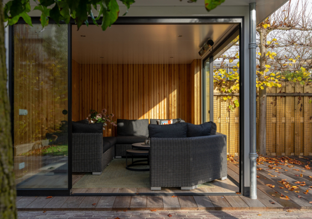 Moderne tuinkamer met zithoek
