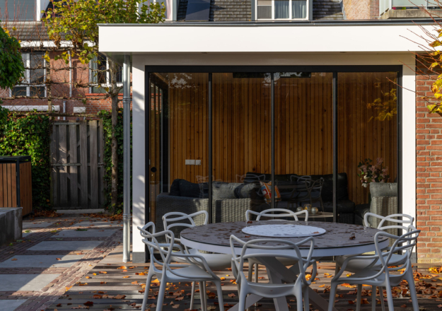 Modernte tuinkamer in Moordrecht met steellook kozijnen
