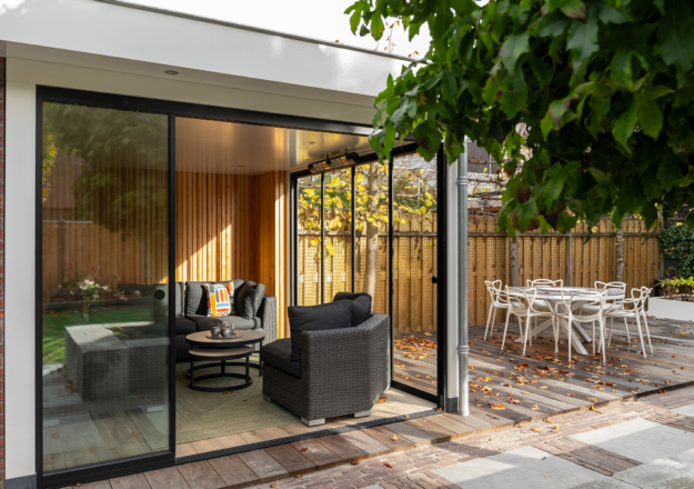 Moderne tuinkamer in Moordrecht met glazen schuifdeuren