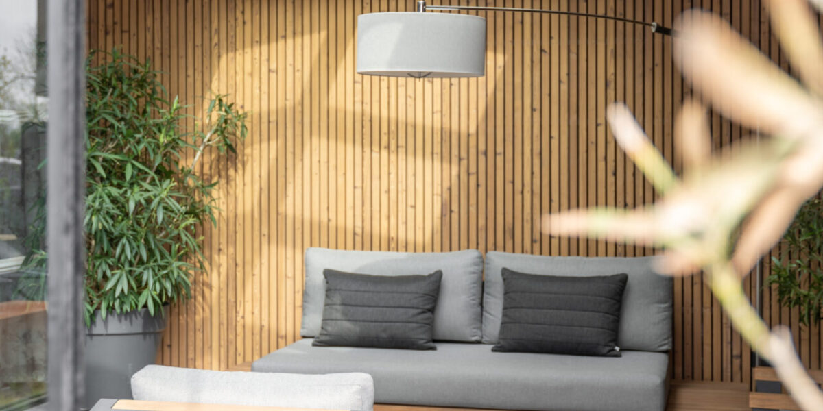 Een luxe tuinkamer met sfeervolle inrichting en een lichtstraat