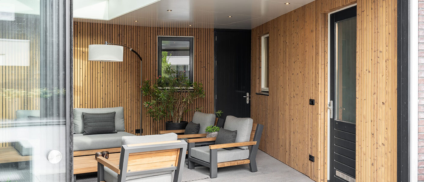 Moderne tuinkamer met industriële glazen schuifwanden en lichtstraat