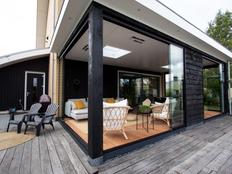 Moderne veranda met glazen schuifwanden te Leeuwarden