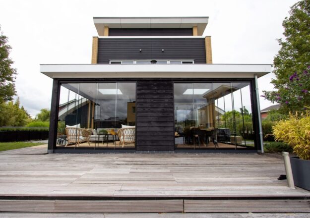 Een moderne veranda met glazen schuifwanden te Leeuwarden