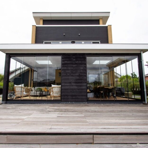 Een moderne veranda met glazen schuifwanden te Leeuwarden