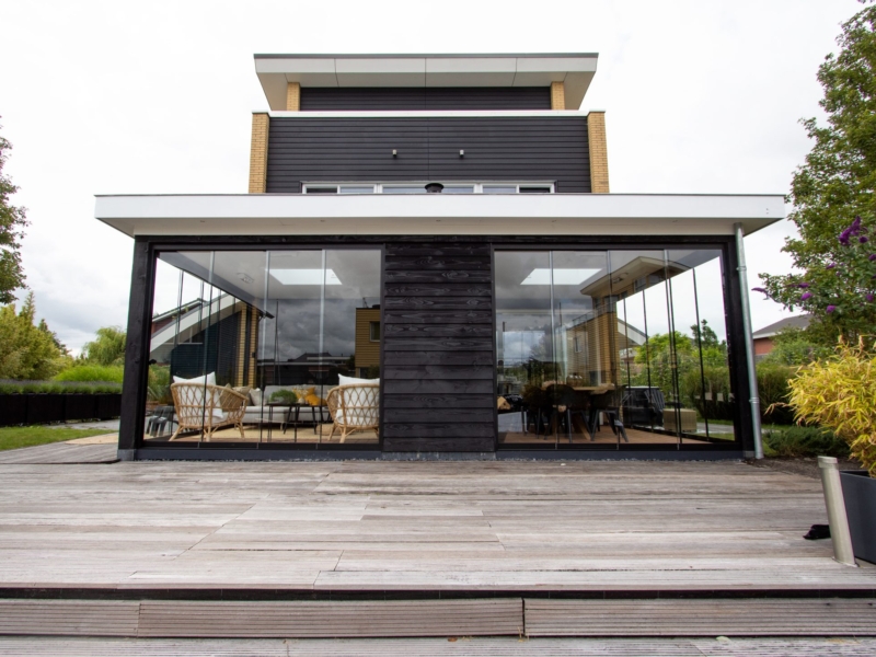 Moderne veranda met glazen schuifwanden te Leeuwarden
