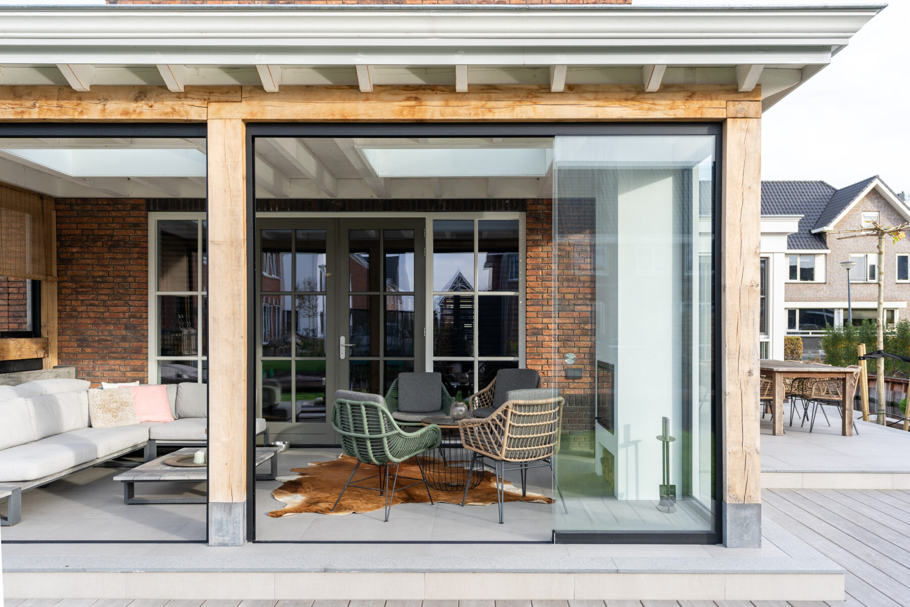 Een landelijke tuinkamer met glazen schuifwanden